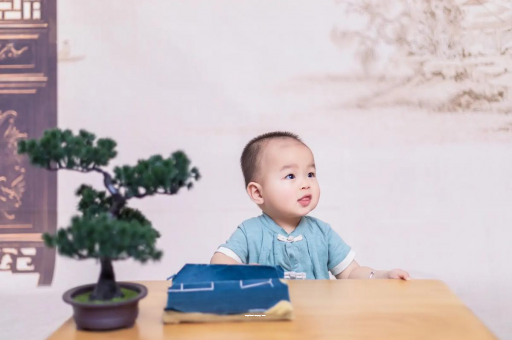 中国台湾怀孕肚子中间凹两边凸